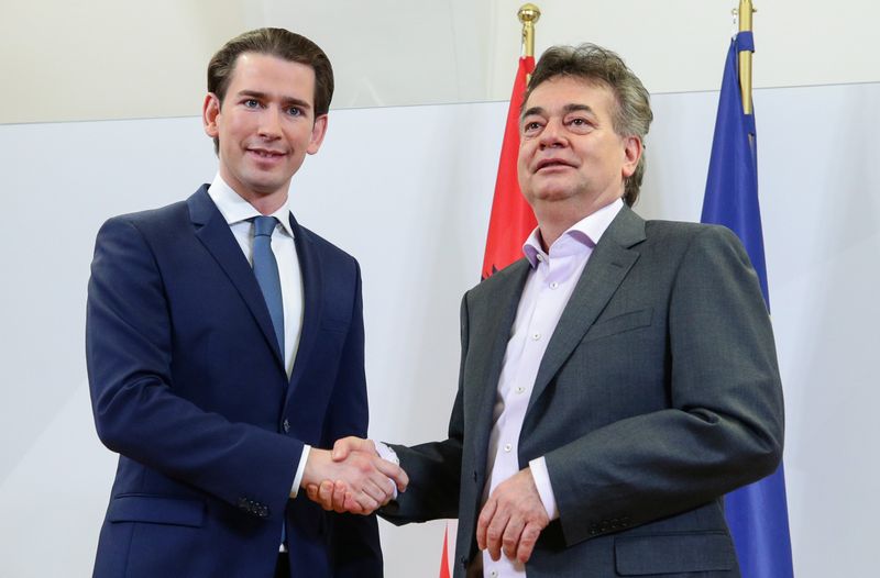 © Reuters. تقارير: اتفاق تشكيل حكومة ائتلافية بالنمسا يشمل حظرا لغطاء الرأس والحبس الوقائي