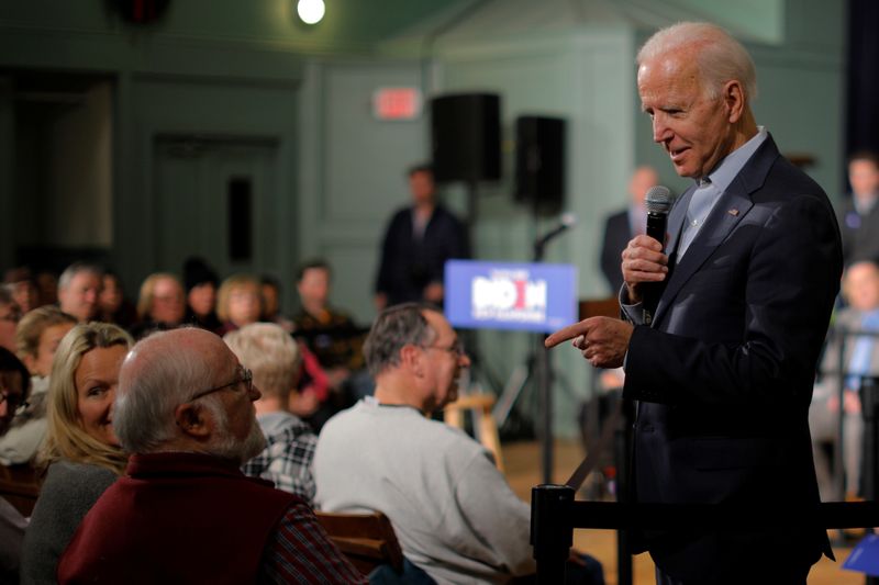 © Reuters. Democratic 2020 U.S. presidential candidate Biden answers a question in Exeter