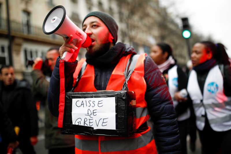 Polícia de Paris usa gás lacrimogêneo durante protesto contra reforma da Previdência