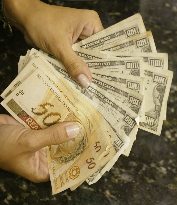 Brasil perde US$16,1 bi em dezembro e caminha para saída anual recorde de dólares