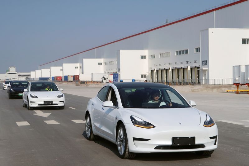 © Reuters. Tesla apresenta Model 3 em sua fábrica em Xangai, China
