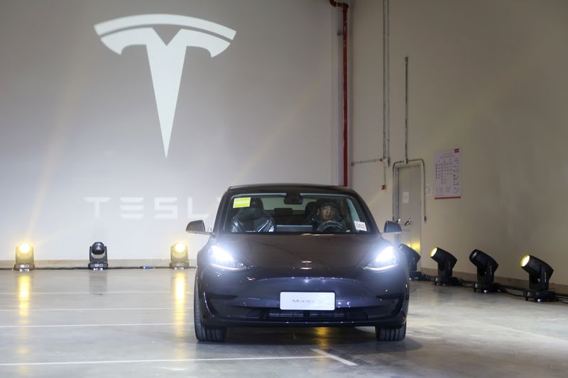 © Reuters. China-made Tesla Model 3 vehicle is seen at a delivery ceremony in the Shanghai Gigafactory of the U.S. electric car maker