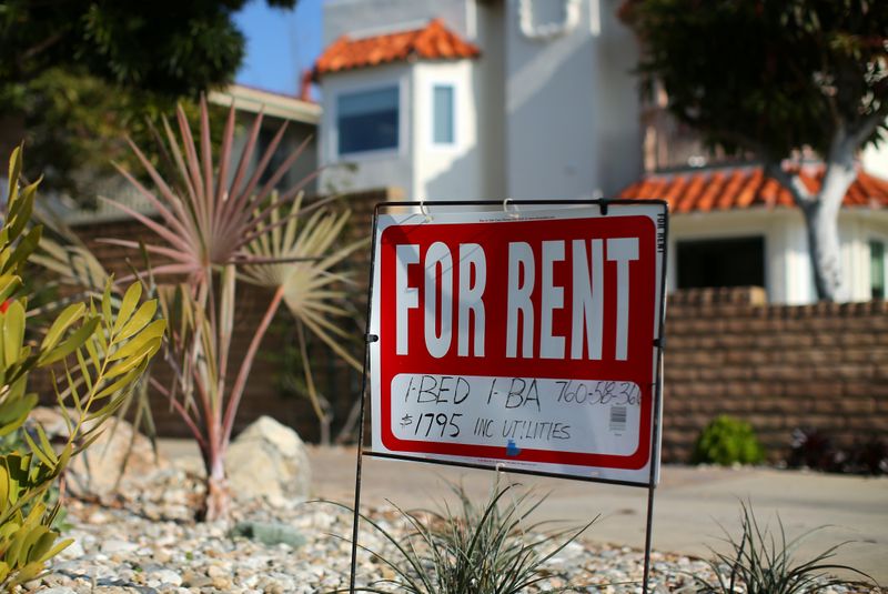 © Reuters. A "For Rent" sign is posted outside a small apartment complex in Carlsbad, California