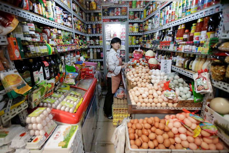© Reuters. FOTO DE ARCHIVO: Un vendedor es visto en su tienda en un supermercado en el centro de Beijing