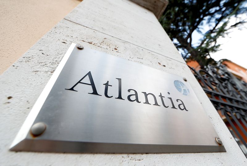 © Reuters. Il logo del Gruppo Atlantia fuori dagli uffici a Roma