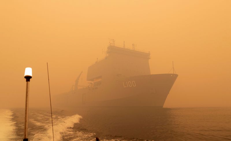 © Reuters. 豪森林火災、海軍が救助に乗り出す　東部で週末に再び気温上昇へ