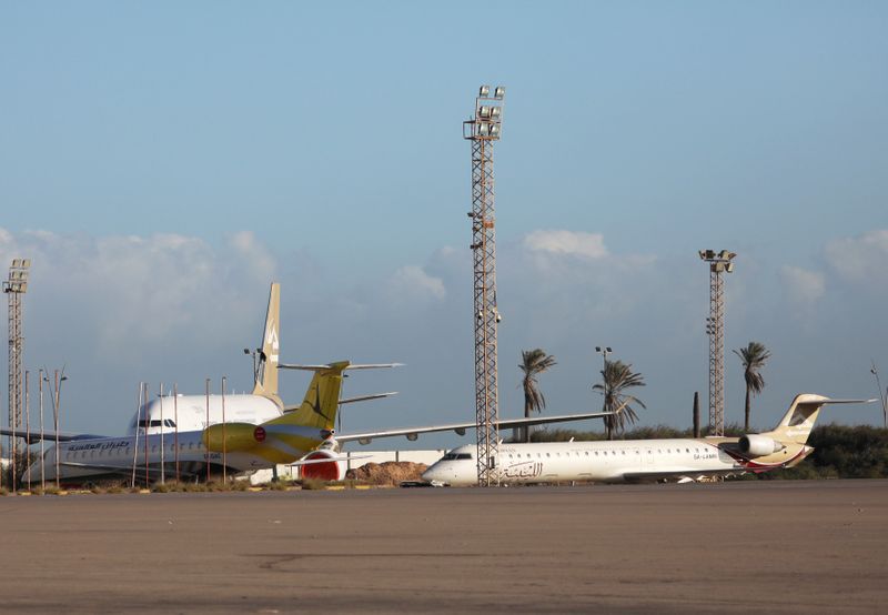 Se suspenden los vuelos en la capital de Libia tras disparos de cohetes