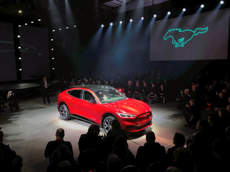 © Reuters. An electric Mustang Mach-E car is displayed during its launch in Oslo