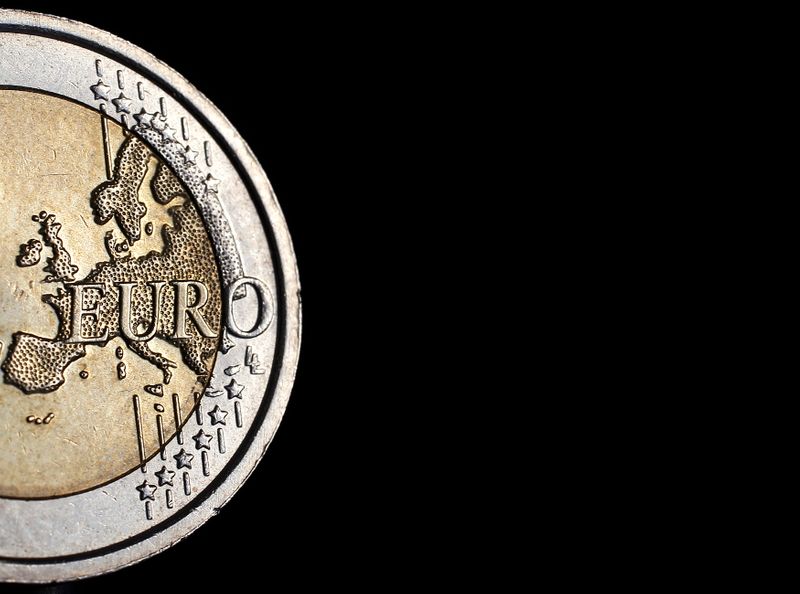 © Reuters. La mappa dell'Europa rappresentata su una moneta da due Euro