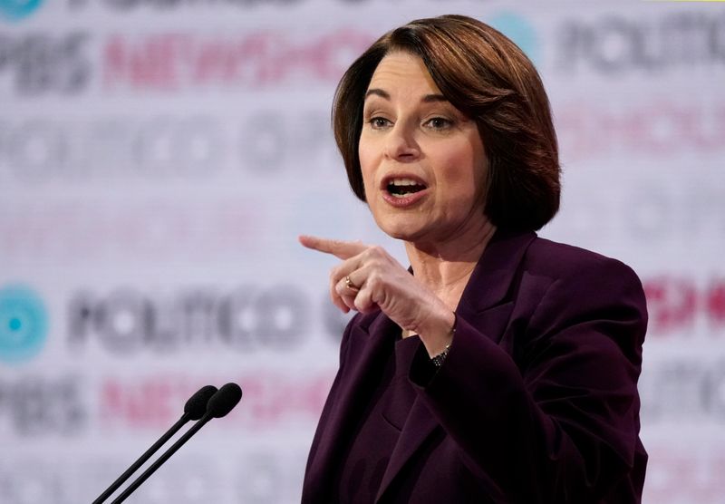 © Reuters. Democratic U.S. presidential candidates Senator Amy Klobuchar criticizes South Bend Mayor Pete Buttigieg at the 2020 campaign debate at Loyola Marymount University in Los Angeles