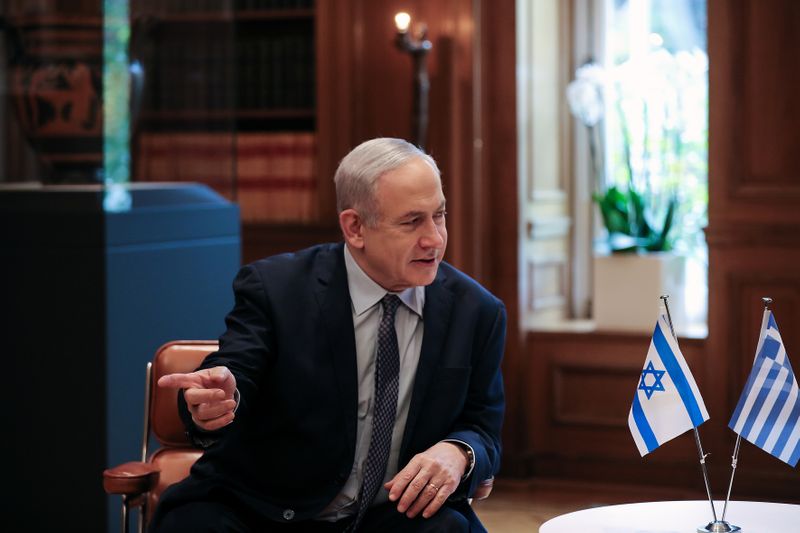 © Reuters. El primer ministro de Israel, Benjamín Netanyahu, se reúne con su par griego, Kyriakos Mitsotakis, en la Mansión de Maximos en Atenas