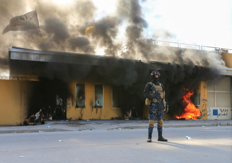 © Reuters. Un membro della sicurezza irachena di fronte all'ambasciata americana a Baghdad