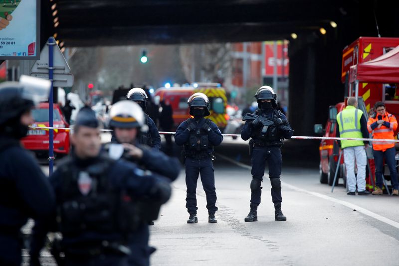 © Reuters. La policía francesa acordona un área después de un ataque con cuchillo en un parque público en Villejuif, cerca de París.