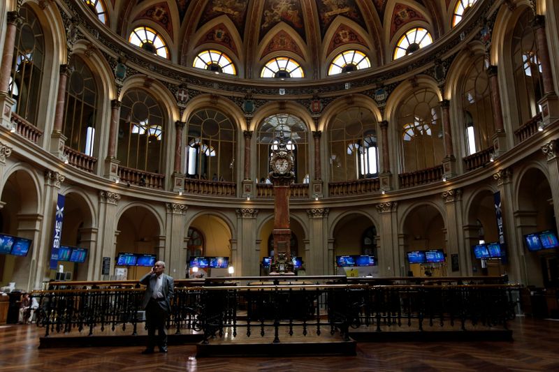 © Reuters. Un comerciante habla por teléfono en la bolsa de Madrid el 31 de julio de 2014. Foto tomada el 31 de julio de 2014