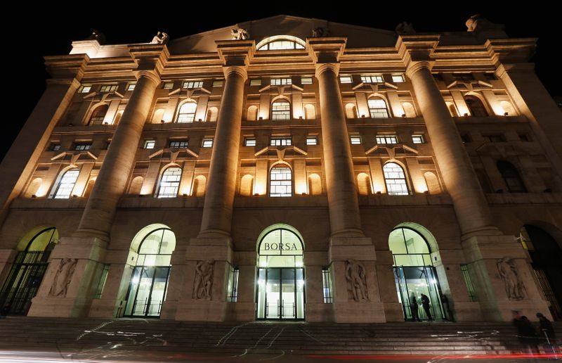 © Reuters. La facciata principale dell'edificio che ospita la Borsa di Milano