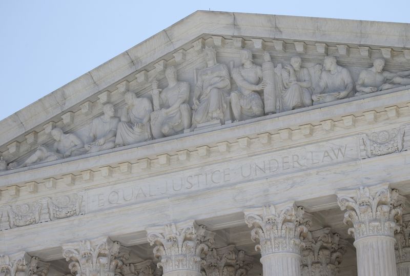 © Reuters. FILE PHOTO: The U.S. Supreme Court in Washington