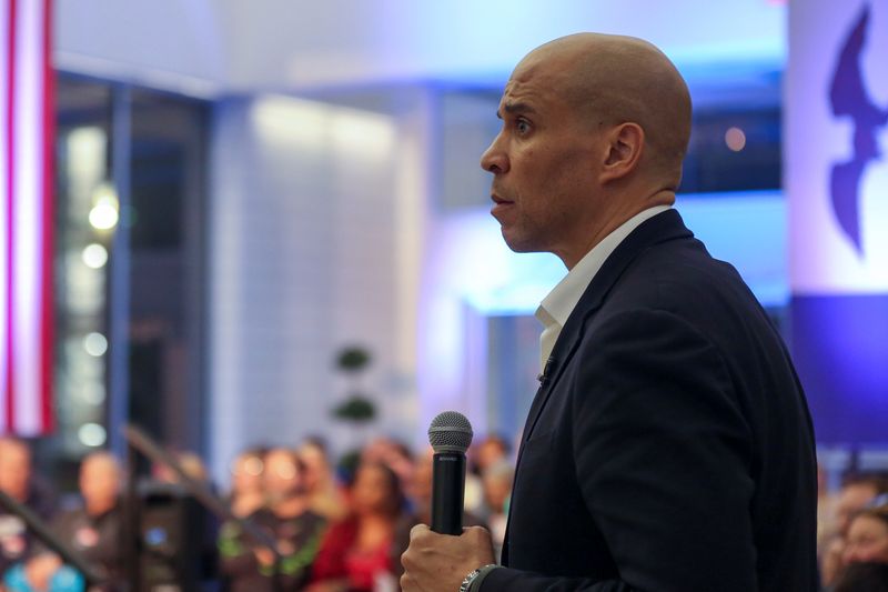 © Reuters. Democratic U.S. presidential candidate Senator Cory Booker attends an event in Sioux City