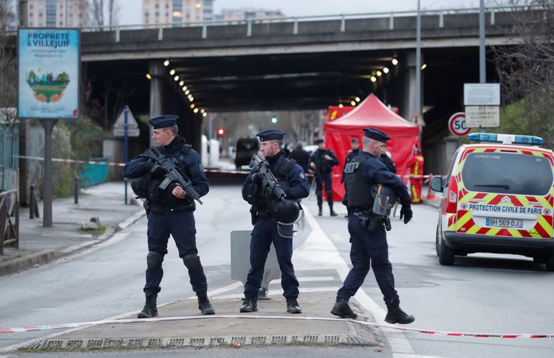 © Reuters. متحدث: منفذ هجوم باريس عانى من مشاكل عقلية وعُثر بحوزته على مصحف