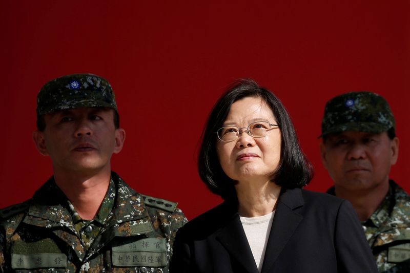 © Reuters. FILE PHOTO: Taiwan's President Tsai Ing-wen visits the 6th Army Command, ahead of Lunar New Year, in Taoyuan