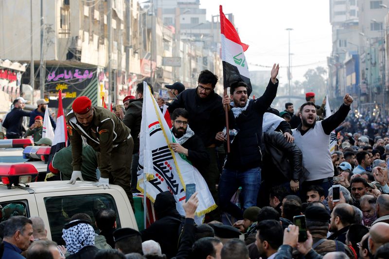 © Reuters. Mourners gesture as they attend the funeral of the Iranian Major-General Qassem Soleimani and the Iraqi militia commander Abu Mahdi al-Muhandis, in Baghdad