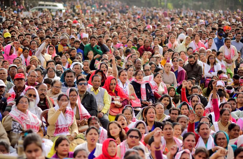 © Reuters. Demonstrators shout slogans during a protest against a new citizenship law in Nagaon district