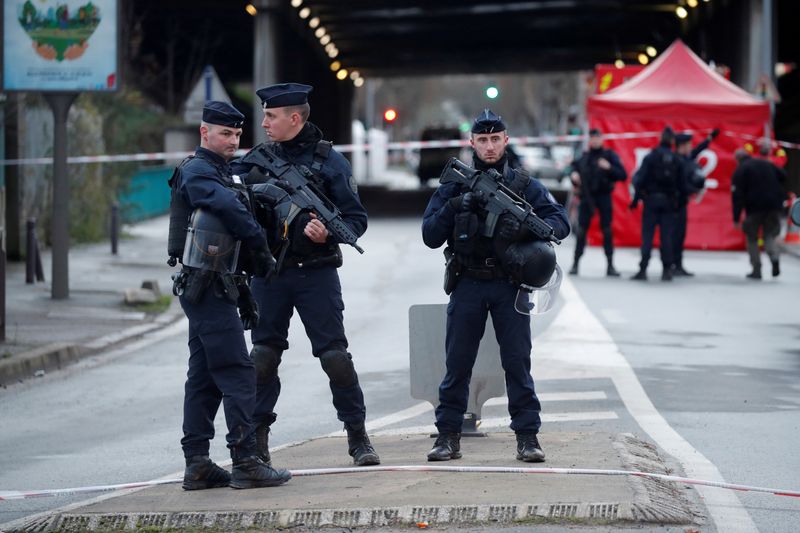 Terrorismo não é descartado após facada fatal perto de Paris