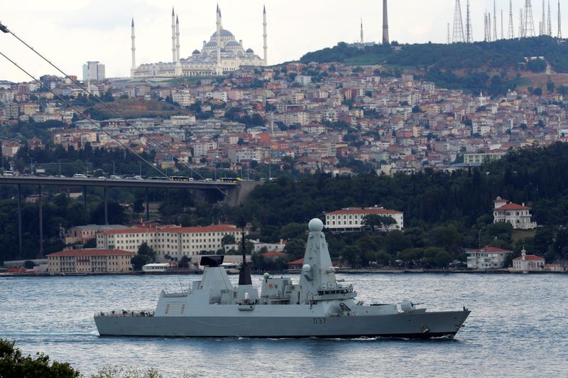 © Reuters. Foto de archivo ilustrativa del barco de la armada británica HMS Duncan (D37) navegando en el Bósforo en Estambul