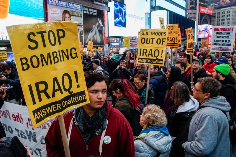 © Reuters. Foto del sábado de una manifestación en Times Square, Nueva York, por las tensiones entre EEUU e Irán