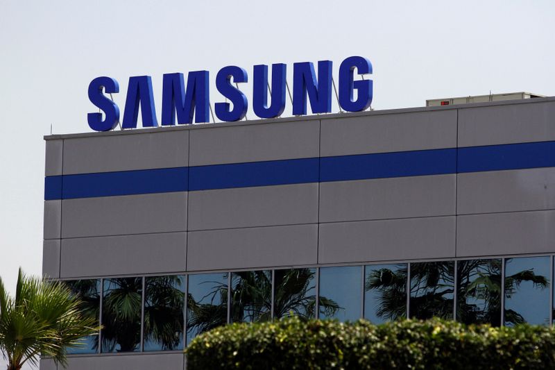 © Reuters. FILE PHOTO: The logo of Samsung Electronics is pictured at the company's factory in Tijuana