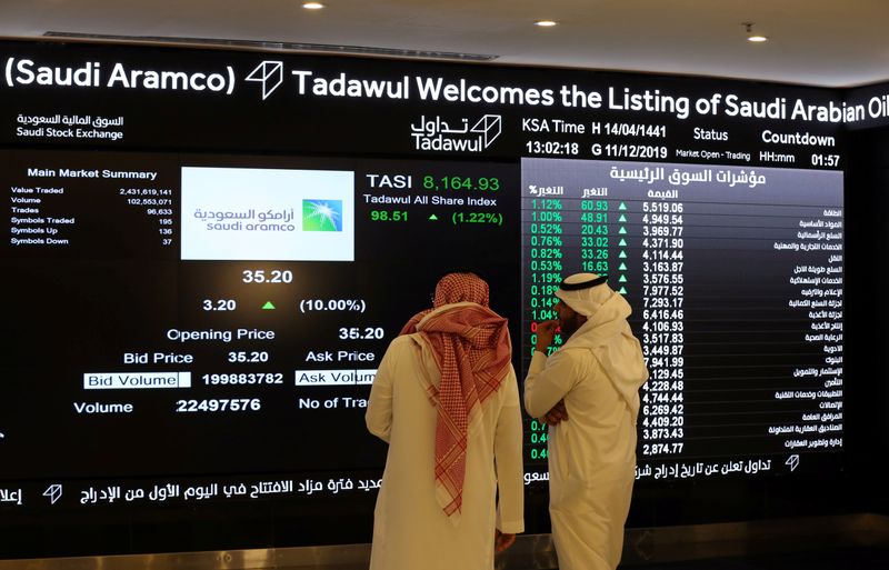 © Reuters. Investors monitor a screen displaying stock information at the Saudi Stock Exchange (Tadawul), in Riyadh