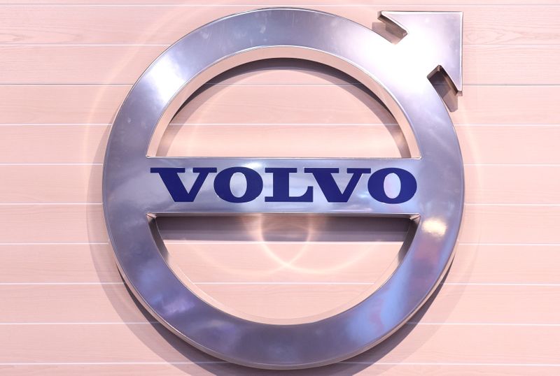 Daimler, Volvo mull combustion engine cooperation: report