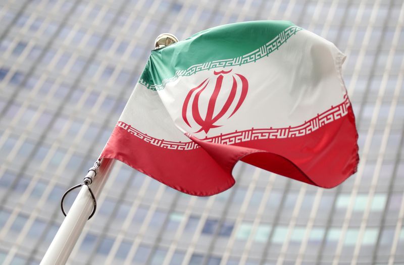 © Reuters. The Iranian flag flutters in front the International Atomic Energy Agency headquarters in Vienna