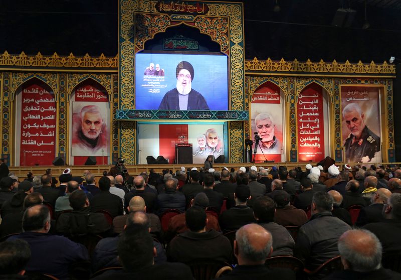 © Reuters. Foto del sábado del líder de Hezbolá, Sayyed Hassan Nasrallah, hablando a sus seguidores a través de un video en el funeral de Qassem Soleimani, en los suburbios de Beirut