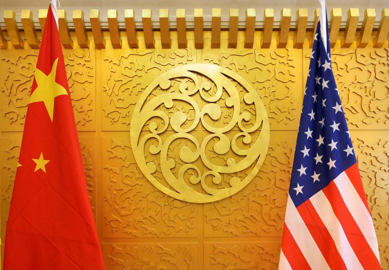 © Reuters. Foto de archivo de las banderas de EEUU y China antes de un encuentro de funcionarios de ambos países en Pekín
