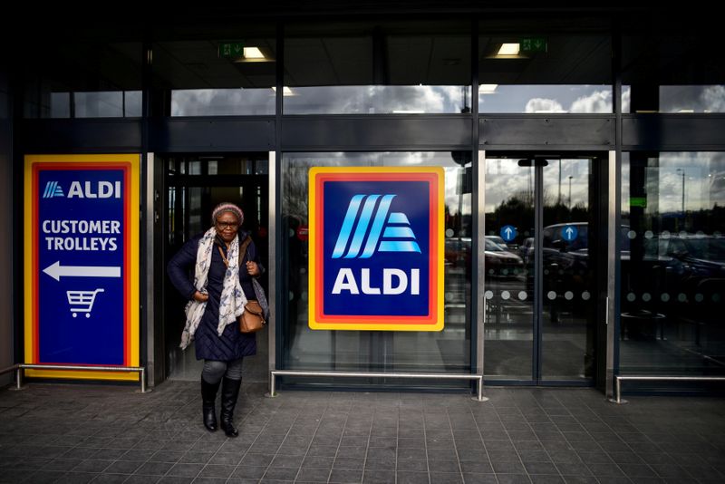 © Reuters. A shopper leaves an Aldi store in London