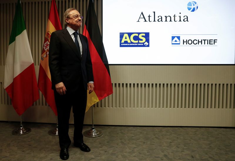 © Reuters. Perez, chairman of Spanish builder ACS, stands before a news conference in Madrid