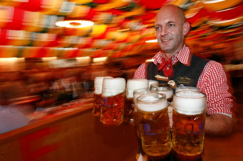 © Reuters. Garçom serve cerveja durante abertura da Oktoberfest em Berlim