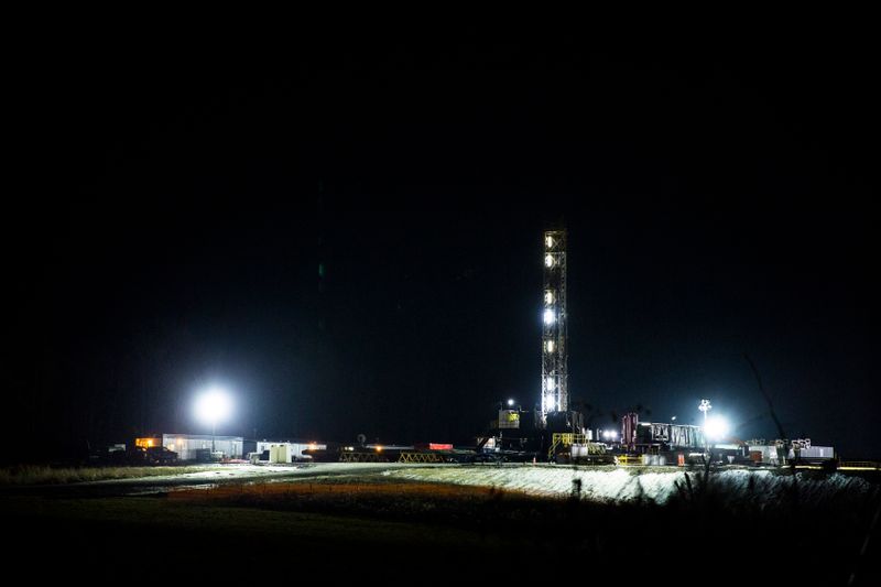 © Reuters. A natural gas rig is pictured in Springfield Township Pennsylvania