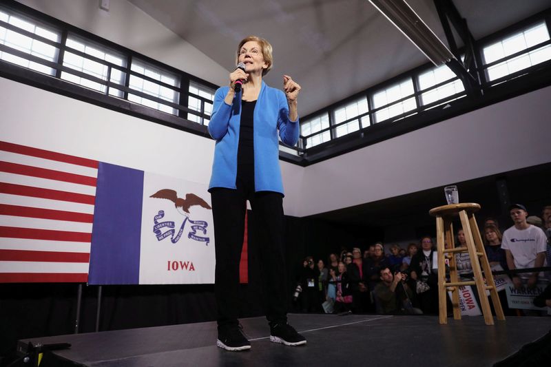 © Reuters. FILE PHOTO: Democratic U.S. presidential candidate Senator Elizabeth Warren speaks during a town hall event in Davenport