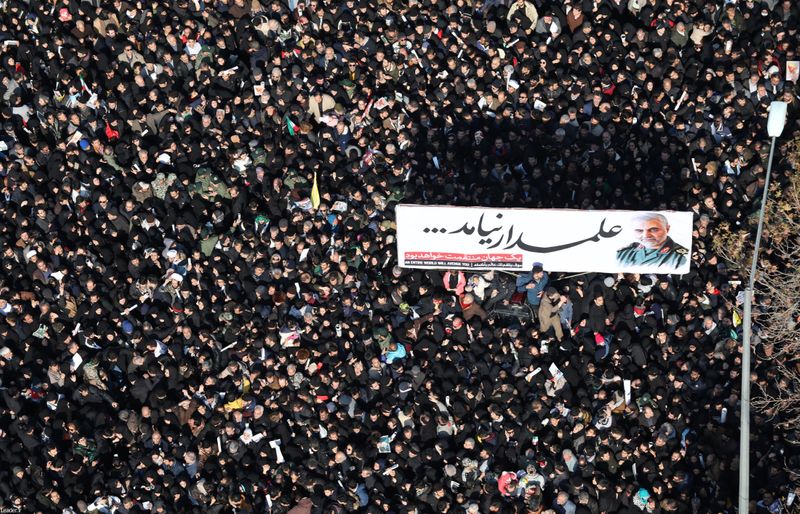 © Reuters. حشود ضخمة في إيران لحضور جنازة سليماني وخليفته يعد بالثأر