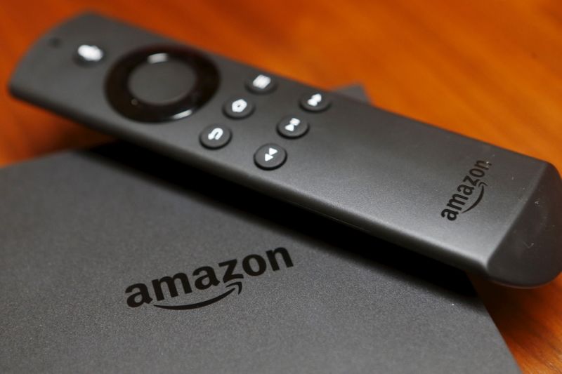 © Reuters. El nuevo Amazon Fire TV se exhibe durante un evento mediático de presentación de los nuevos productos de Amazon en San Francisco, California, el 16 de septiembre de 2015