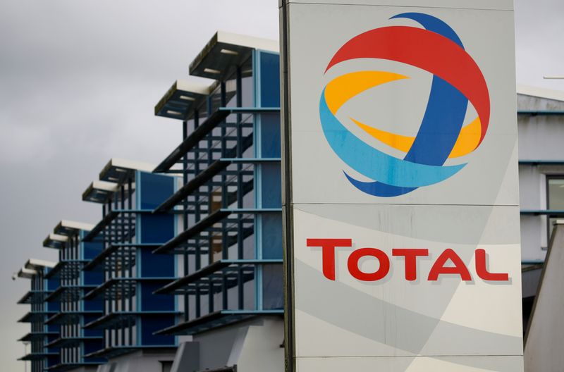 © Reuters. The logo of a French oil giant Total is seen at the refinery in Donges
