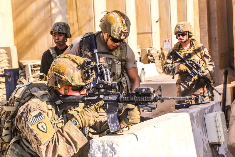 © Reuters. U.S. Army soldiers man a defensive position at Forward Operating Base Union III in Baghdad