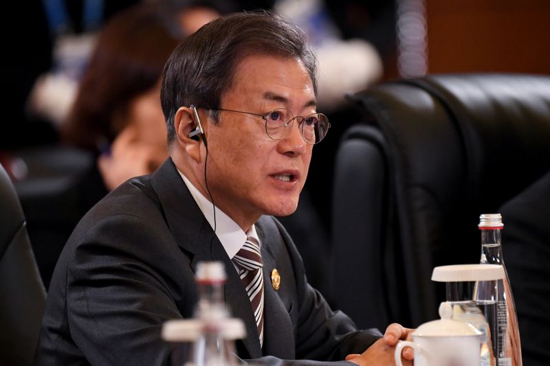 © Reuters. South Korea's President Moon Jae-in speaks at the 8th trilateral leaders' meeting between China, South Korea and Japan in Chengdu