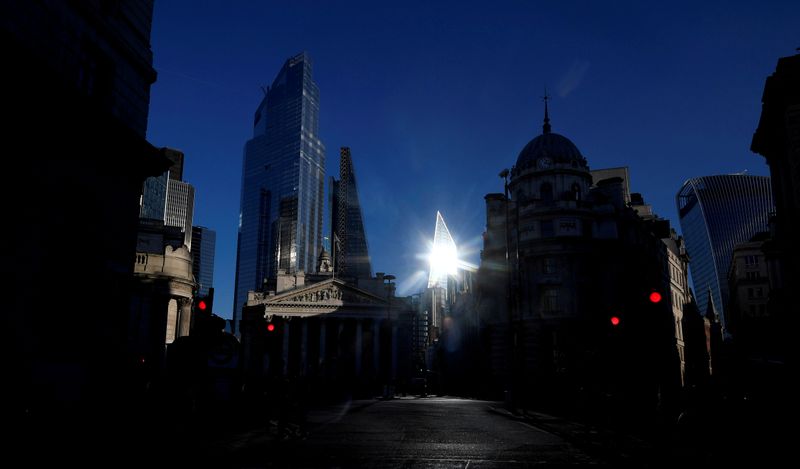 © Reuters. FILE PHOTO: The sun reflects off a skyscraper in the City of London