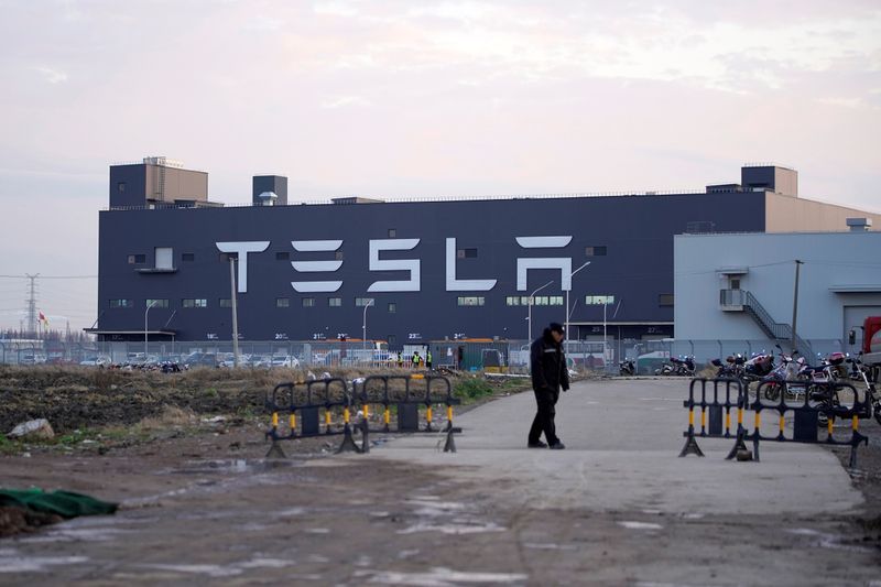 © Reuters. A Tesla sign is seen on the Shanghai Gigafactory of the U.S. electric car maker before a delivery ceremony in Shanghai