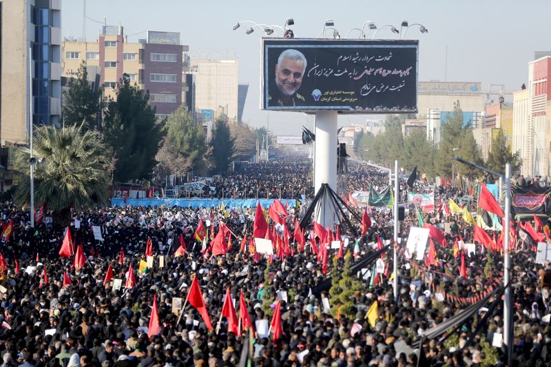 Tumulto deixa dezenas de mortos em funeral de comandante iraniano