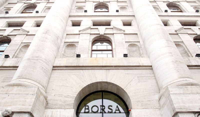 © Reuters. La facciata dell'edificio che ospita la Borsa di Milano
