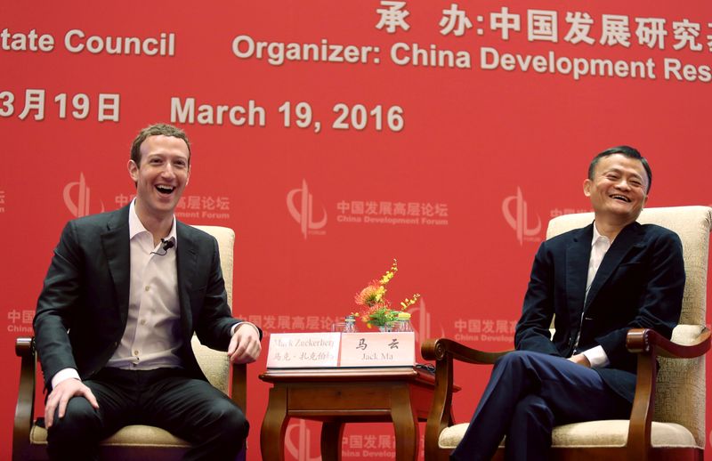 © Reuters. FILE PHOTO: Facebook founder and CEO Mark Zuckerberg and Founder and Executive Chairman of Alibaba Group Jack Ma laugh as they meet at the China Development Forum in Beijing