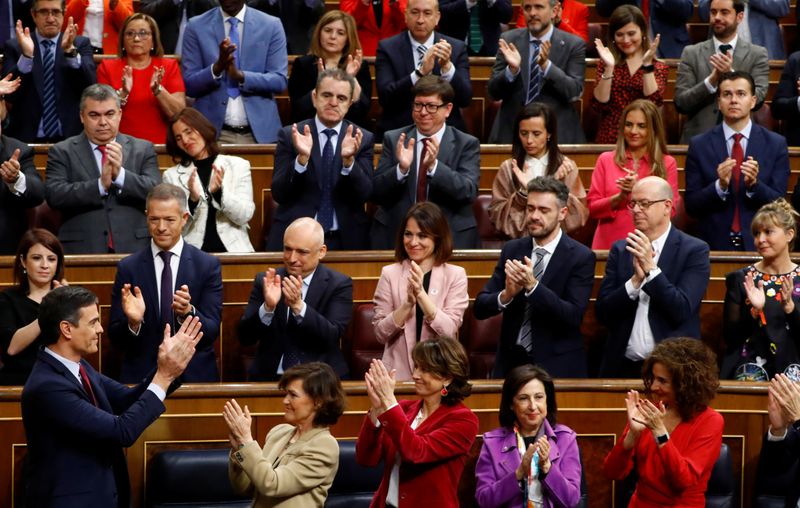 © Reuters. Pedro Sánchez es aplaudido después de su discurso durante el debate de investidura en el Parlamento en Madrid, España, el 7 de enero de 2020.